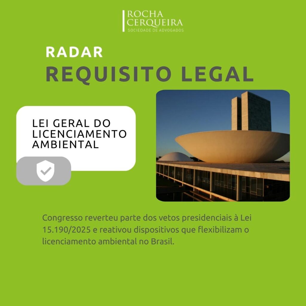 Card institucional em fundo verde-claro, com a identidade visual da Rocha Cerqueira no topo. No centro, há o título “Radar Requisito Legal” em letras grandes. À esquerda, um box branco apresenta o texto “Lei Geral do Licenciamento Ambiental” acompanhado de um ícone cinza de escudo com um check. À direita, aparece uma fotografia do Congresso Nacional, destacando as duas cúpulas e a torre central ao pôr do sol. Na parte inferior do card, lê-se o texto: “Congresso reverteu parte dos vetos presidenciais à Lei 15.190/2025 e reativou dispositivos que flexibilizam o licenciamento ambiental no Brasil.”