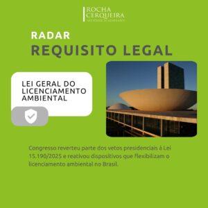 Card institucional em fundo verde-claro, com a identidade visual da Rocha Cerqueira no topo. No centro, há o título “Radar Requisito Legal” em letras grandes. À esquerda, um box branco apresenta o texto “Lei Geral do Licenciamento Ambiental” acompanhado de um ícone cinza de escudo com um check. À direita, aparece uma fotografia do Congresso Nacional, destacando as duas cúpulas e a torre central ao pôr do sol. Na parte inferior do card, lê-se o texto: “Congresso reverteu parte dos vetos presidenciais à Lei 15.190/2025 e reativou dispositivos que flexibilizam o licenciamento ambiental no Brasil.”
